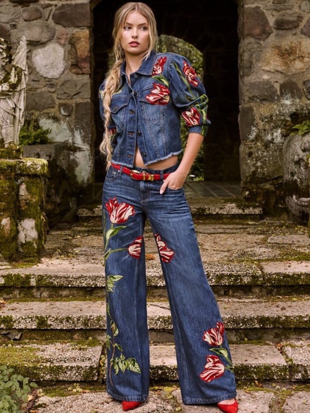 Alice + Olivia AMAZING EMBROIDERED JEAN - Freyja Blue/Soft Tulip